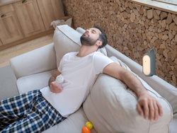 Pinguin der Mutige™ by Natulino Innovations. Rauschender Pinguin mit Standby-Funtion und Nachtlampeino Innovations. Szumiący pingwin z funkcją czuwania i nocną lampką