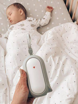 Snuza Hero MD - tragbarer Atmungsmonitor für Babys. Medizinprodukt + Pinguin der Mutige™ by Natulino Innovations. Rauschender Pinguin mit Standby-Funtion und Nachtlampeino Innovations.