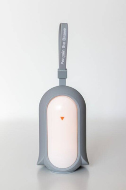 Pinguin der Mutige™ by Natulino Innovations. Rauschender Pinguin mit Standby-Funtion und Nachtlampeino Innovations. Szumiący pingwin z funkcją czuwania i nocną lampką