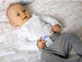 Snuza Hero MD - tragbarer Atmungsmonitor für Babys. Medizinprodukt + Pinguin der Mutige™ by Natulino Innovations. Rauschender Pinguin mit Standby-Funtion und Nachtlampeino Innovations.