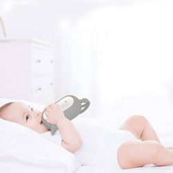 Snuza Hero MD - tragbarer Atmungsmonitor für Babys. Medizinprodukt + Pinguin der Mutige™ by Natulino Innovations. Rauschender Pinguin mit Standby-Funtion und Nachtlampeino Innovations.